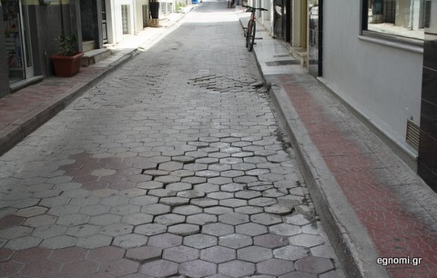 Οι κυρίες με τα τακούνια κινδυνεύουν να ... σφηνωθούν στο δρόμο