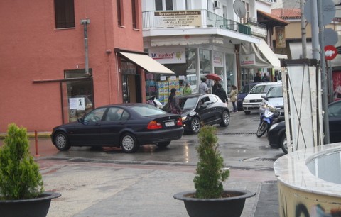 Καθημερινό μπάχαλο στην πλατεία Αγοράς στη Χαλκίδα