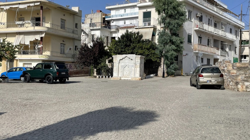 ΧΑΛΚΙΔΑ: Ο πεζόδρομος μπροστά στο Τζαμί έχει γίνει πάρκινγκ