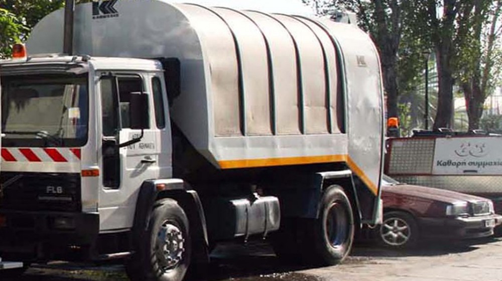 ΙΧ παρέσυρε και σκότωσε υπάλληλο καθαριότητας πίσω από απορριμματοφόρο