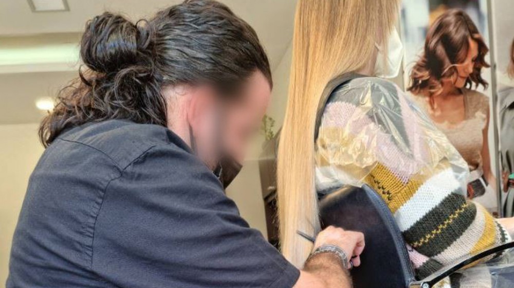 Ο ματάκιας κομμωτής που συνελήφθη είχε βάλει κρυφές κάμερες και στο σπίτι του