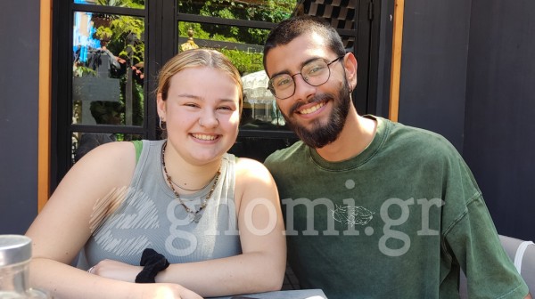 Κατάγονται από τη Χαλκίδα, σπουδάζουν στην Αθήνα και κάνουν κολλητή παρέα