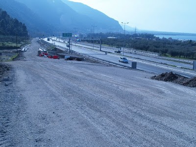 ΙΧ παραλίγο να προσγειωθεί στην εθνική οδό Αθηνών-Λαμίας!