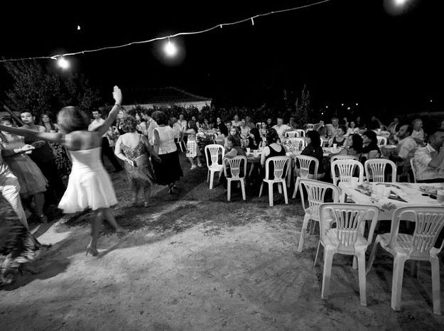 Εφαγε αδέσποτη σφαίρα την ώρα που γλεντούσε