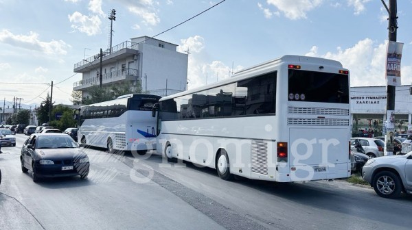 ΧΑΛΚΙΔΑ: Δύο τουριστικά λεωφορεία προκαλούν κομφούζιο