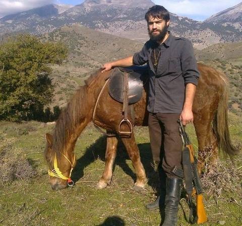 Ο σέξι κτηνοτρόφος με το καλάσνικοφ