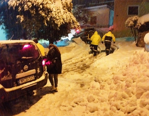 ΚΑΚΟΚΑΙΡΙΑ ΔΗΜΟΣ ΔΙΡΥΦΩΝ - ΜΕΣΣΑΠΙΩΝ: Εθελοντές μετέφεραν γυναίκα στο νοσοκομείο
