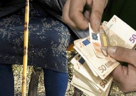 Παρίσταναν τους πλανόδιους και άρπαξαν από γιαγιά 4.500 ευρώ