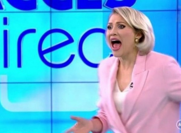 Γυμνή γυναίκα εισέβαλε σε στούντιο και πέταξε πέτρα στην παρουσιάστρια (VIDEO)