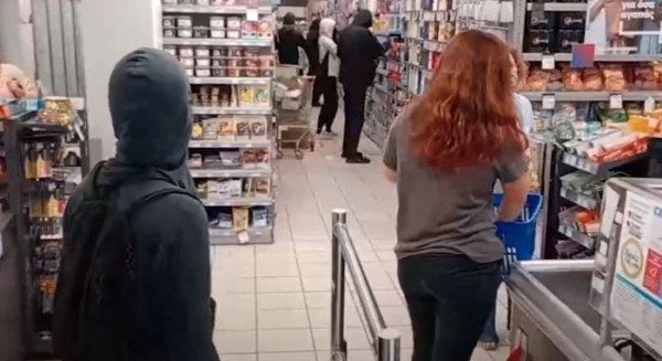 Αντιεξουσιαστές εισέβαλαν σε σούπερ μάρκετ και αφαίρεσαν τρόφιμα (Video)