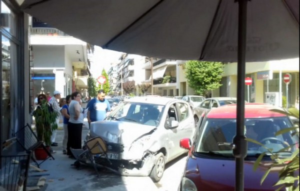 Αυτοκίνητο ... μπούκαρε σε καφενείο (pic)
