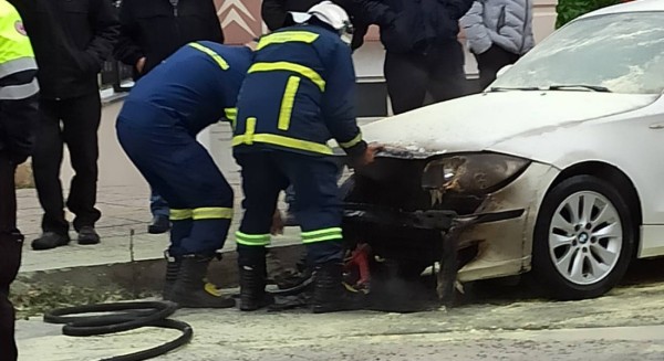 ΑΛΙΒΕΡΙ: Αυτοκίνητο πήρε φωτιά στον περιφερειακό
