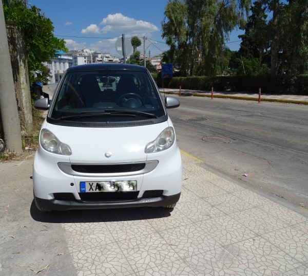 ΧΑΛΚΙΔΑ: Πάρκαρε το smart πάνω στο πεζοδρόμιο!