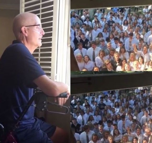 Δάσκαλος με καρκίνο λύγισε όταν είδε από το παράθυρό του 400 μαθητές να του τραγουδούν (VIDEO)