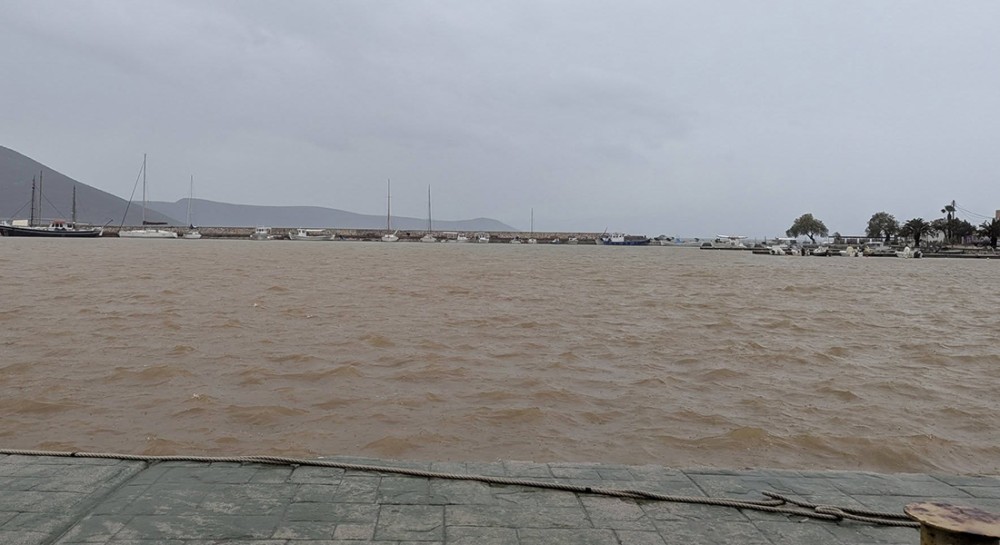 ΚΑΡΑΒΟΣ ΑΛΙΒΕΡΙΟΥ: Γέμισε λάσπη η θάλασσα