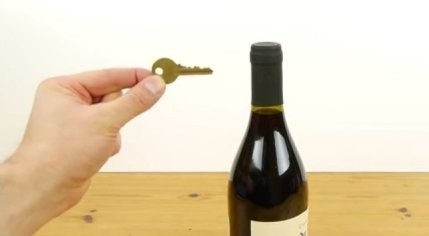 Το κόλπο για να ανοίξετε ένα μπουκάλι κρασί μόνο με το κλειδί σας (VIDEO)