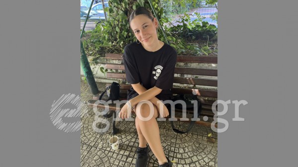 ΖΑΧΑΡΟΥΛΑ ΨΑΘΑ: Συνδυάζει σκουλαρίκια με ντύσιμο!