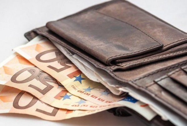 Οδηγός απορριμματοφόρου βρήκε πορτοφόλι με χρήματα και το παρέδωσε στις Αρχές