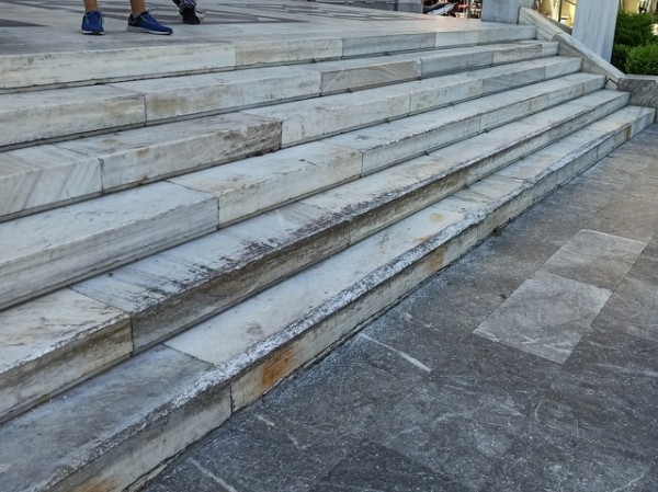 ΧΑΛΚΙΔΑ: Οι νεαροί με τα skateboard καταστρέφουν τη μαρμάρινη σκάλα του Αγίου Νικολάου (pics)
