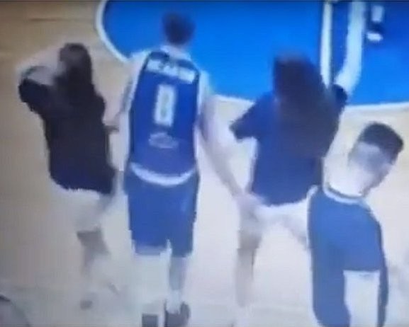 Αθλητής ρωσικής ομάδας μπάσκετ χούφτωσε μία μαζορέτα την ώρα του αγώνα (VIDEO)