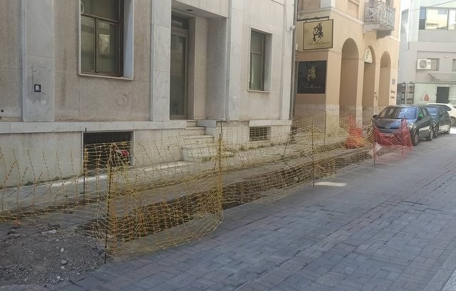 ΧΑΛΚΙΔΑ: Χαντάκι παραμένει ανοιχτό στην οδό Πλατανιώτη επί μήνες