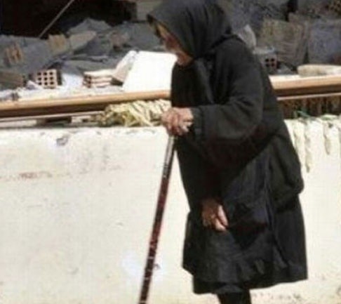 Γιαγιά σήκωσε ...μαγκούρα σε απατεώνισσα!