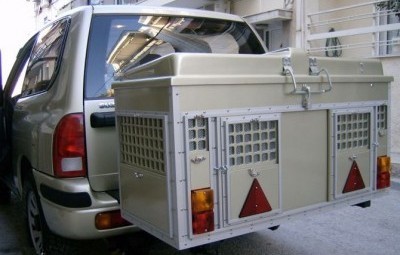 Τσουχτερα πρόστιμα στους κυνηγούς που μεταφέρουν σκυλιά σε κλουβί εκτός αυτοκινήτου