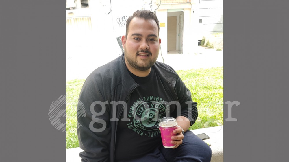 Ο Κώστας Μπασινάς ξεκινάει τη μέρα του με γυμναστική και μετά απολαμβάνει το καφεδάκι του