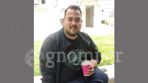 Ο Κώστας Μπασινάς ξεκινάει τη μέρα του με γυμναστική και μετά απολαμβάνει το καφεδάκι του