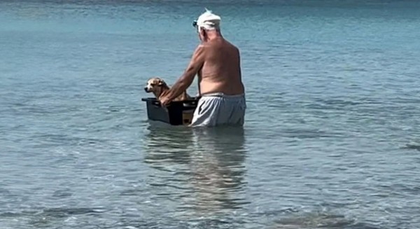 Ηλικιωμένος έκανε βαρκάδα τον σκύλο του και έγινε διάσημος (VIDEO)