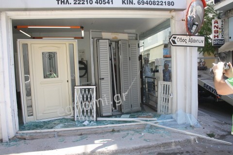 XAΛKIΔA: Αγροτικό μπούκαρε σε κατάστημα