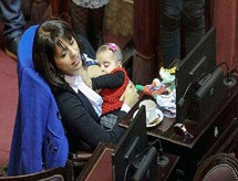 Boυλευτής θηλάζει το μωρό της μέσα στο κοινοβούλιο