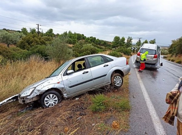 ΑΥΛΙΔΑ: Σφοδρή σύγκρουση αυτοκινήτων στο δρόμο Βαθέος-Ριτσώνας (φωτό)