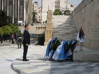 Κατέθεσε στεφάνι στο μνημείο της πλατείας Συντάγματος