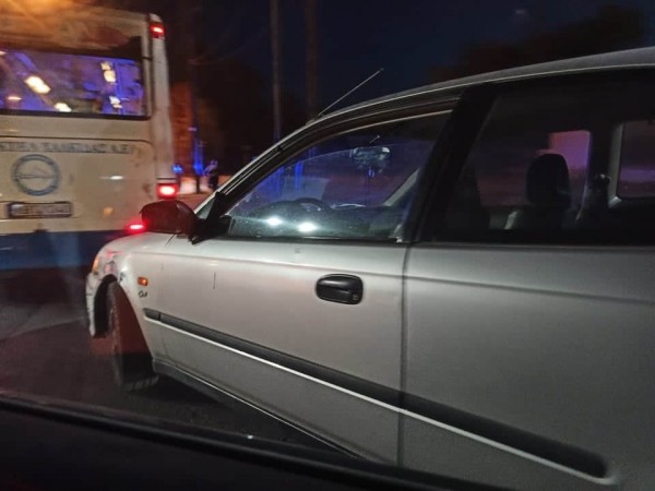 ΧΑΛΚΙΔΑ: Λεωφορείο τράκαρε με ΙΧ στον κόμβο του Αγίου Στεφάνου