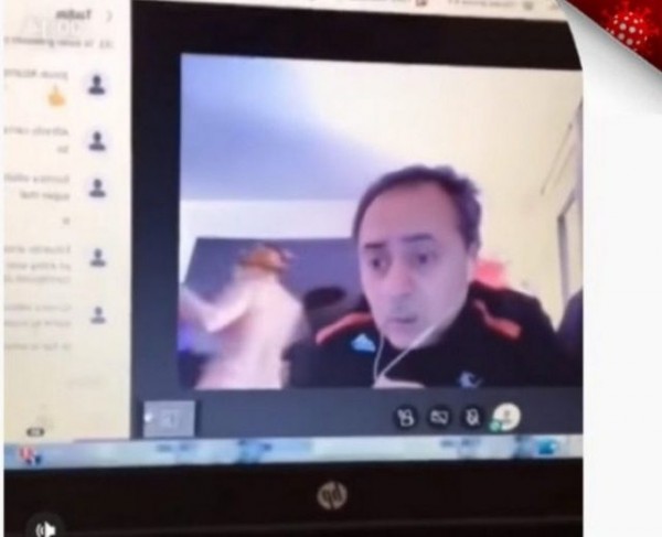 Καθηγητής κάνει μάθημα και από πίσω φαίνεται η γυμνή γυναίκα του (VIDEO)