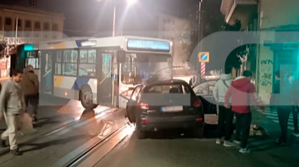 ΙΧ καρφώθηκε σε λεωφορείο με επιβάτες - Δυο τραυματίες