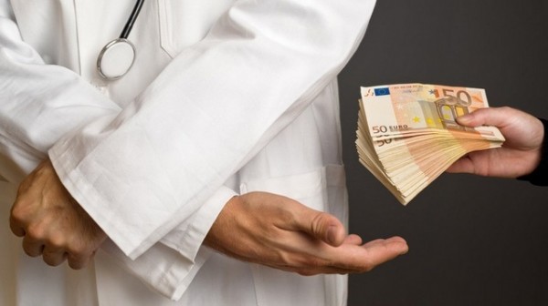 Συνελήφθη στρατιωτικός γιατρός γιατί ζήτησε και πήρε φακελάκι από ασθενή