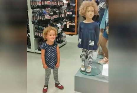 Βρήκε την σωσία της σε μαγαζί