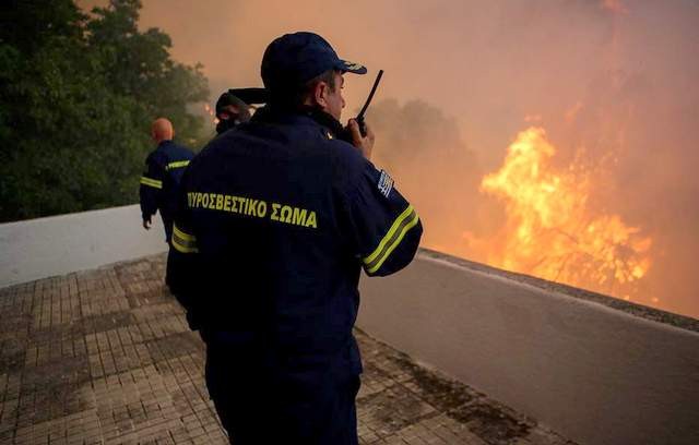 ΦΩΤΙΑ- ΕΥΒΟΙΑ: Τραυματίστηκε πυροσβέστης στη μάχη με τις φλόγες