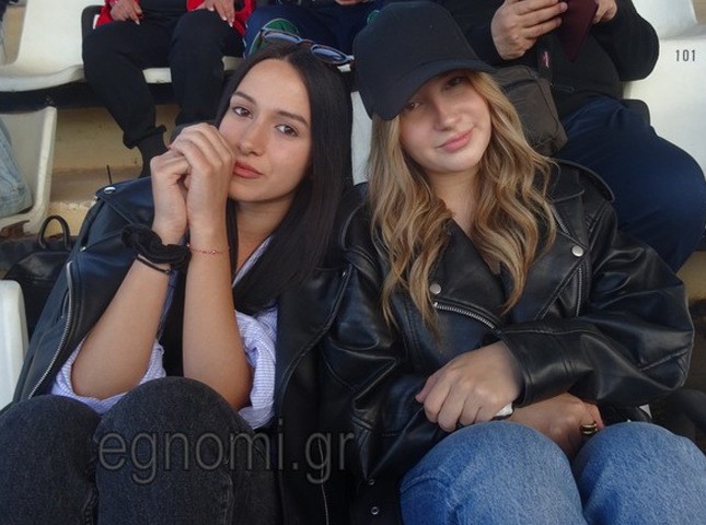 Αγαπούν το γήπεδο οι όμορφες φίλες, Βίκυ και Νίκη