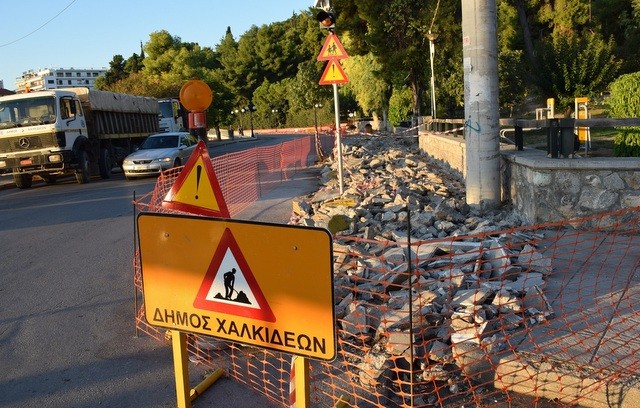 ΧΑΛΚΙΔΑ: Βομβαρδισμένο τοπίο τα πεζοδρόμια στη λεωφόρο Μακαρίου
