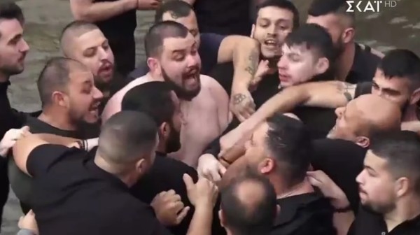 ΚΑΛΗ ΦΩΤΙΣΗ: Πιάστηκαν στα χέρια για το ποιος θα πιάσει τον Τίμιο Σταυρό (VIDEO)