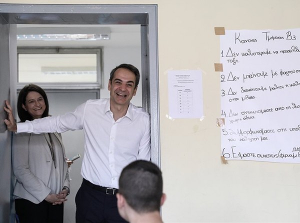 Ο Κυριάκος Μητσοτάκης σε γυμνάσιο στο Παγκράτι (VIDEO)
