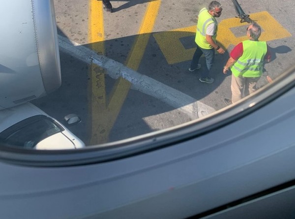 Αυτοκίνητο συγκρούστηκε με ...αεροπλάνο στην Κρήτη