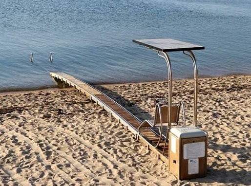 ΔΗΜΟΣ ΔΙΡΦΥΩΝ-ΜΕΣΣΑΠΙΩΝ: Αστυνομική παρέμβαση κατά την τοποθέτηση ράμπας για ΑΜΕΑ σε παραλία