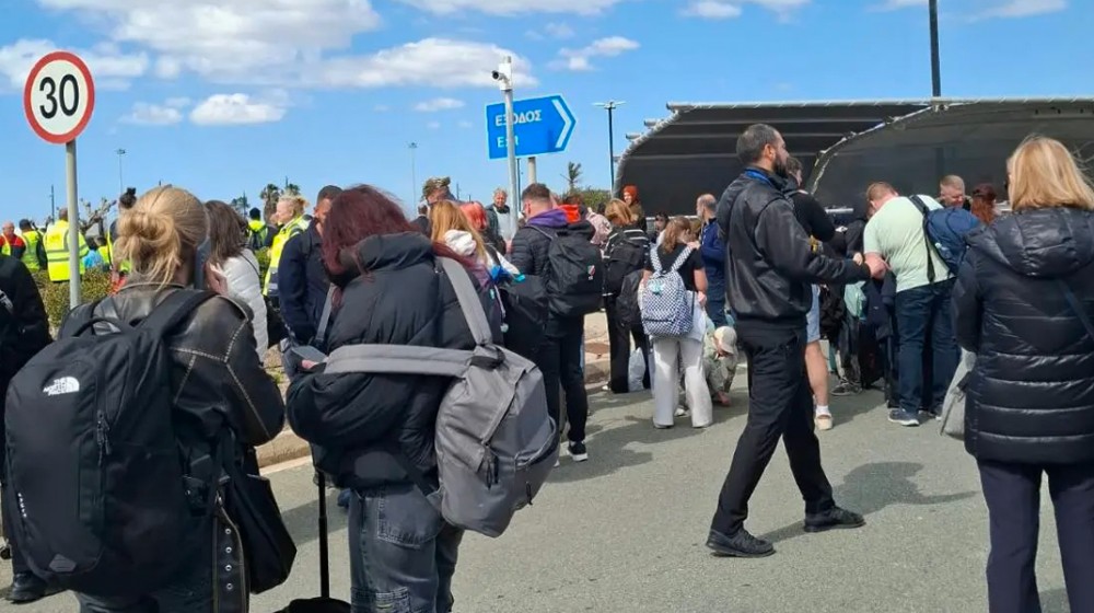 ΠΟΛΕΜΟΣ ΜΕΣΗ ΑΝΑΤΟΛΗ: Εκκενώθηκαν το αεροδρόμιο της Πάφου και οι βρετανικές βάσεις - Αναχαιτίστηκαν 2 drones