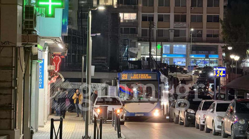 Κυκλοφοριακό χάος στη Χαλκίδα λόγω παράνομου παρκαρίσματος (VIDEO)