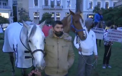 ΑΘΗΝΑ: Βγήκαν τα άλογα στους δρόμους