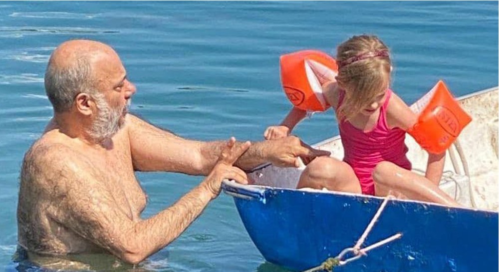 Ο Ανδρέας Ρουμελιώτης σε τρυφερό ενσταντανέ με την κόρη  του στη θάλασσα